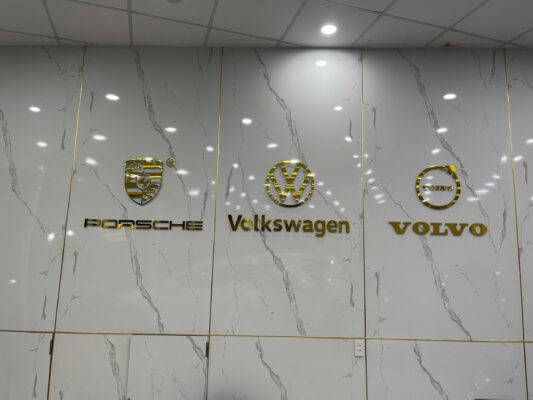sản phẩm logo thương hiệu các dòng xe, được làm bằng chất liệu chữ alu vàng gương + lót đế mica trong 7mm